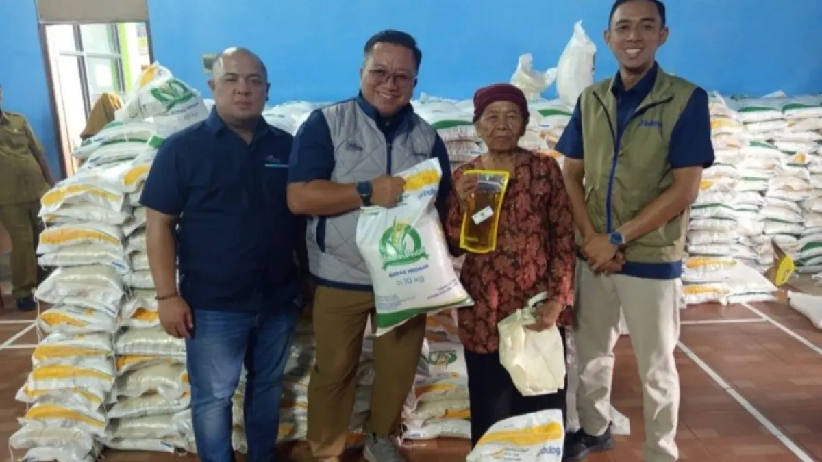 Langgeng Wisnu Adinugroho didampingi Pimpinan Cabang Bulog Madiun Agung Sarianto menyerahkan bantuan pangan beras dan Minyakita kepada warga sasaran di Kantor Desa Dolopo, Kecamatan Dolopo, Kabupaten Madiun, Jatim. /ANTARA/Louis Rika
