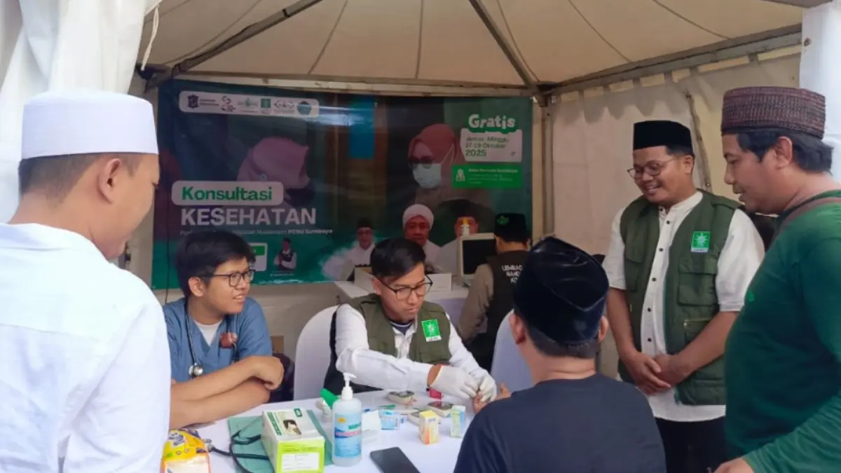 PEDULI: LKNU Surabaya memberikan layanan konsultasi dan pemeriksaan kesehatan gratis bagi warga di Surabaya. Kegiatan ini menjadi bentuk kepedulian sekaligus mendorong kesadaran pentingnya deteksi dini dan hidup sehat.(IST/RADAR SURABAYA)