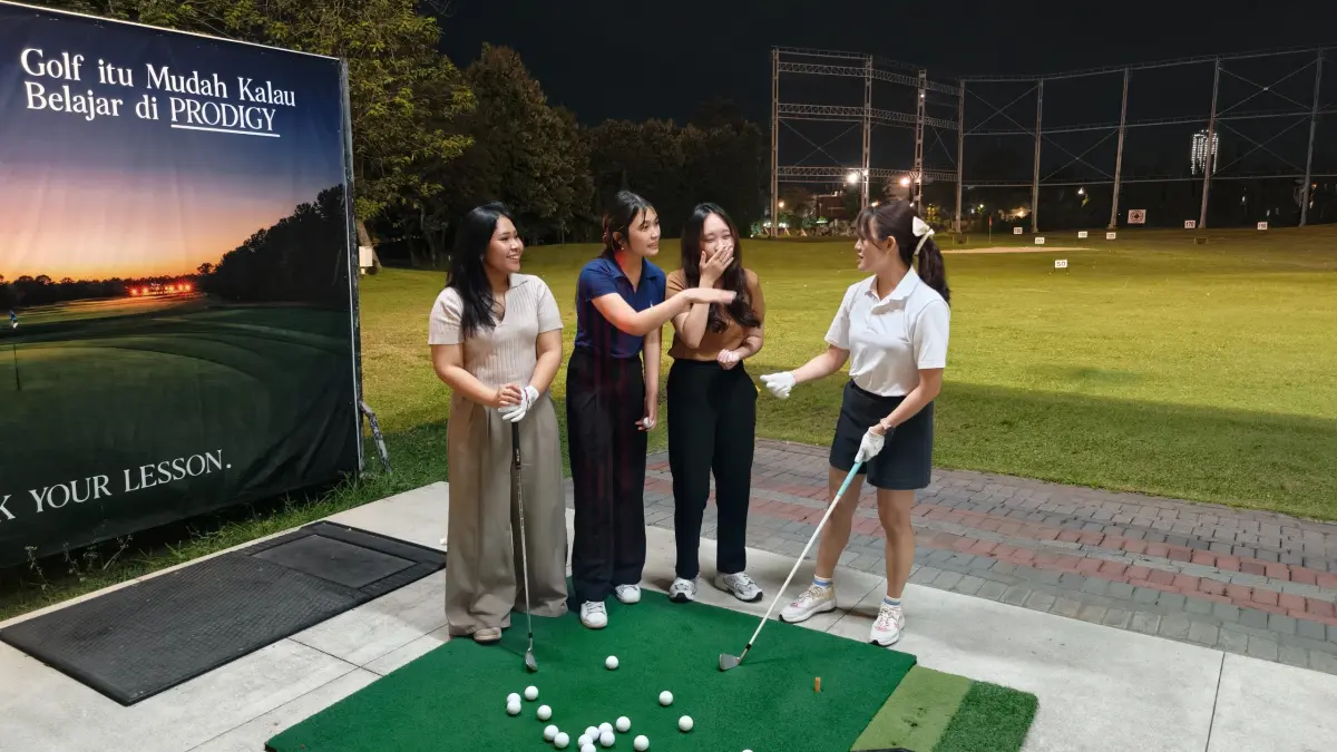 
PELATIHAN: Mentor dan Patron Petranesian Golf Community (PGC), Christian Boby Widjaja, memberikan coaching clinic golf bagi pemula. (IST)