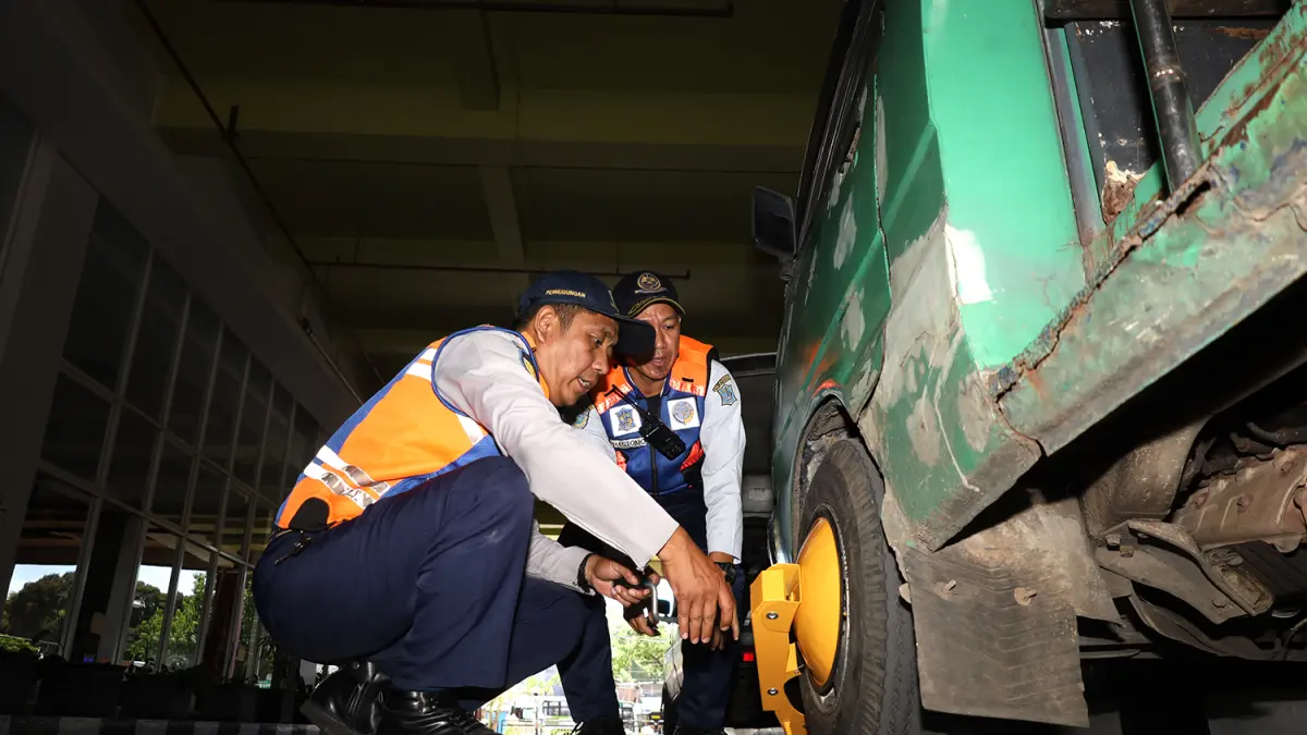 Petugas dari Dishub Surabaya melakukan penggembokan terhadap angkutan umum yang tidak memenuhi standar dan dokumen. (HUMAS PEMKOT SURABAYA)