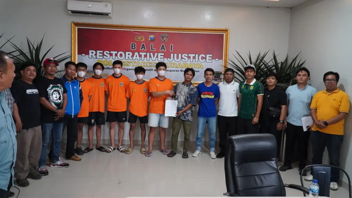 SEJUK: Tersangka dan korban kasus pengeroyokan suporter bola di lobi hotel Jalan Diponegoro, Surabaya, Berakhir damai. (IST/RADAR SURABAYA)