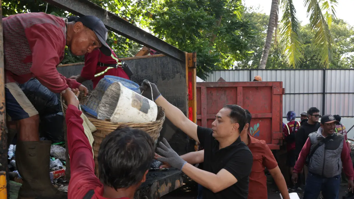 SIDAK: Wali Kota Surabaya Eri Cahyadi saat membantu pembersihan sampah yang memenuhi TPS Simpang Dukuh. (HUMAS PEMKOT SURABAYA)