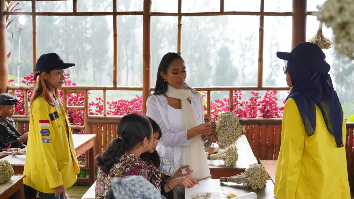 INOVASI: PT Bank Central Asia Tbk (BCA) kembali menghadirkan program Genera-Z Berbakti 2026. Program ini terbuka bagi mahasiswa dari berbagai perguruan tinggi di Indonesia yang ingin mengimplementasikan ide inovatif sekaligus berkontribusi langsung kepada masyarakat melalui kegiatan Kuliah Kerja Nyata (KKN) di desa wisata binaan Bakti BCA.