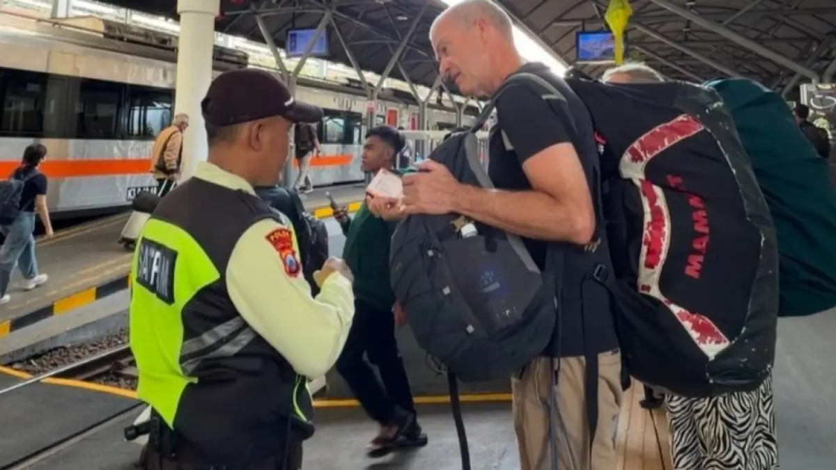 Turis asing di Stasiun Surabaya Gubeng hendak berpergian menggunakan kereta api di berbagai destinasi di Jatim./RahmatSudrajat