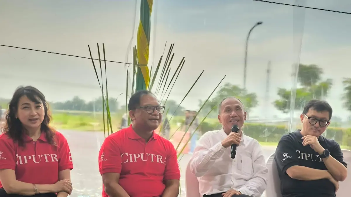 FASILITAS BARU: Dari kanan, Indra Purnama, Sutoto Yakobus, Denny Bernardus dan Fenny Sukamto menjelaskan penambahan fasilatas Sekolah Ciputra Kasih di CitraLand City Kedamean diharapkan bisa mendongkrak penjualan rumah dan ruko ditengah kondisi market properti yang masih menantang. (Abdullah Munir/Radar Surabaya)