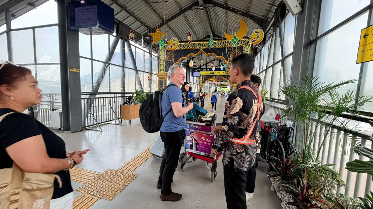 Wisatawan asing menggunakan kereta api ke kawasan Malang Raya. (KAI)