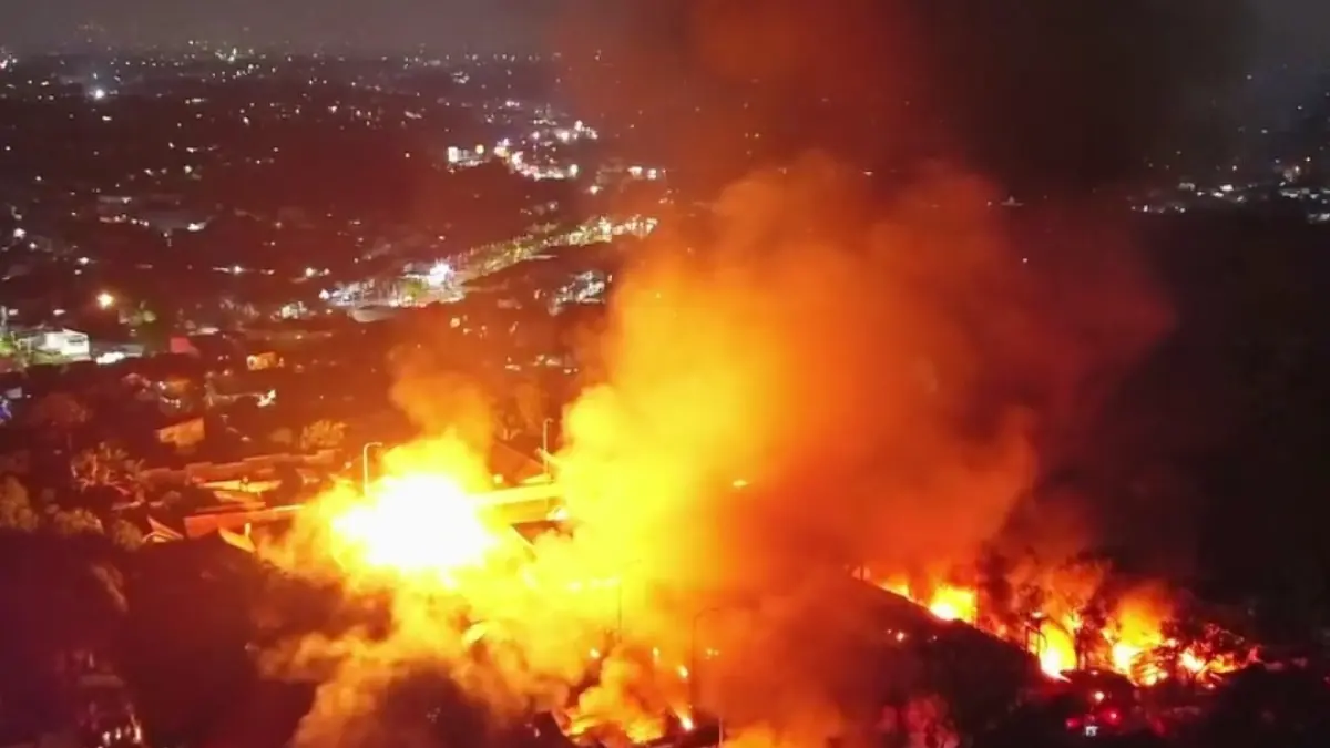AKIBAT KEBOCORAN GAS: Api berkobar membakar SPBE Cimuning, Bekasi dan puluhan rumah di sekitarnya. (ISTIMEWA)