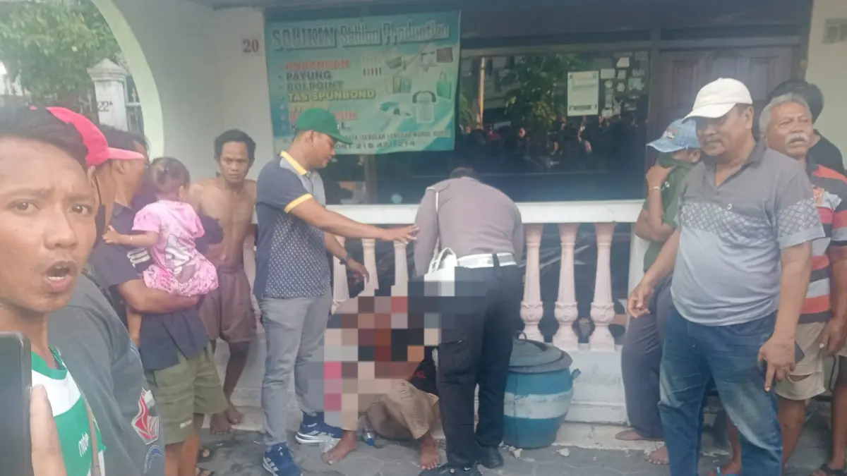 BABAK BELUR: Tersangka jambret kalung usai dihajar massa di Jalan Platuk Donomulyo, Surabaya.(IST/RADAR SURABAYA)