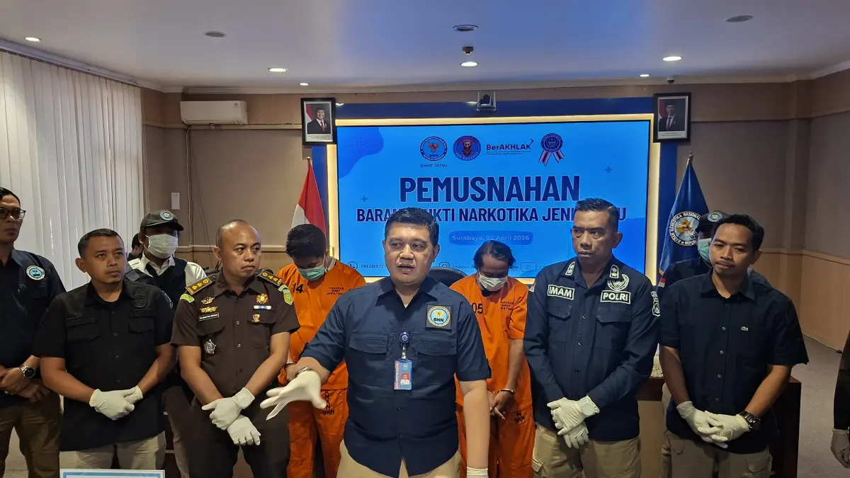 DIRINGKUS: Dua kurir sabu diringkus simpan 1 kilogram sabu di kos Jalan Pacar Keling, Surabaya. (MAHRUS/RADAR SURABAYA)