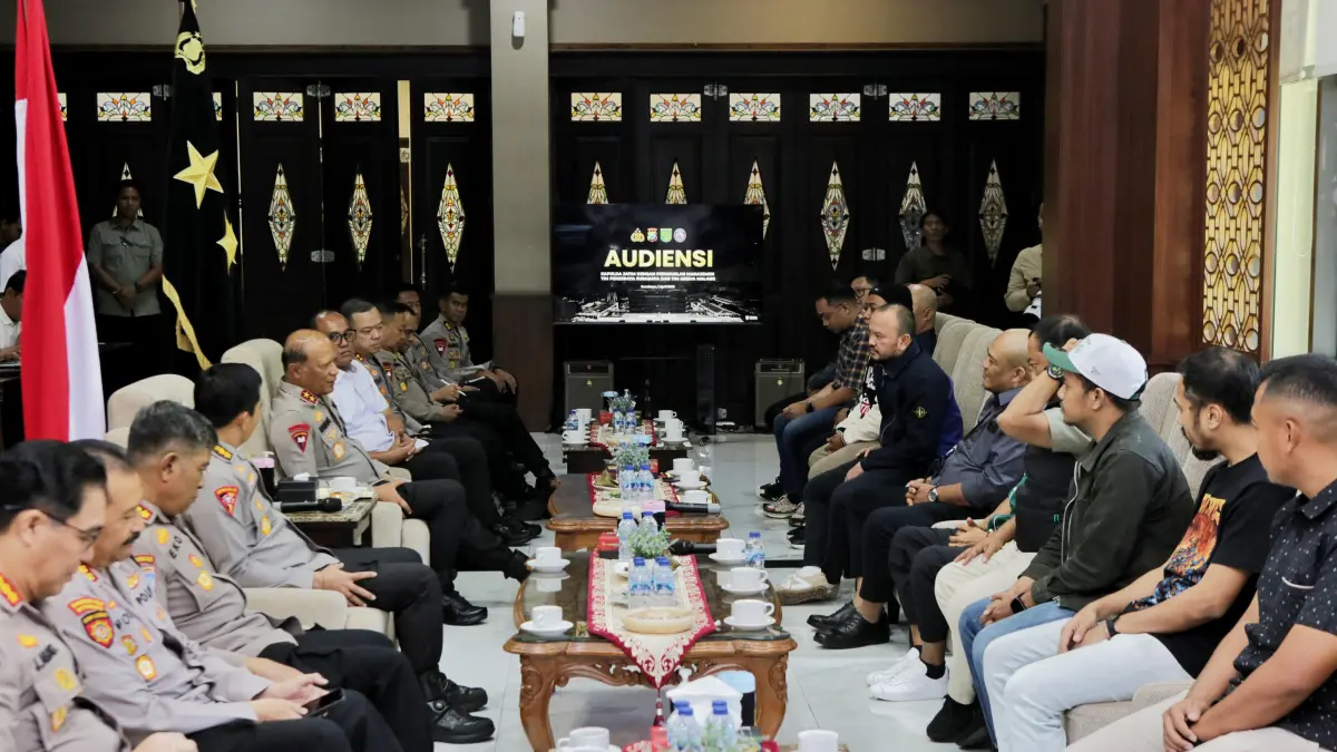KOMITMEN : Kapolda Jatim Irjen Pol Nanang Avianto bertemu perwakilan manajemen Persebaya Surabaya dan Arema FC di Polda Jatim.(IST/RADAR SURABAYA)