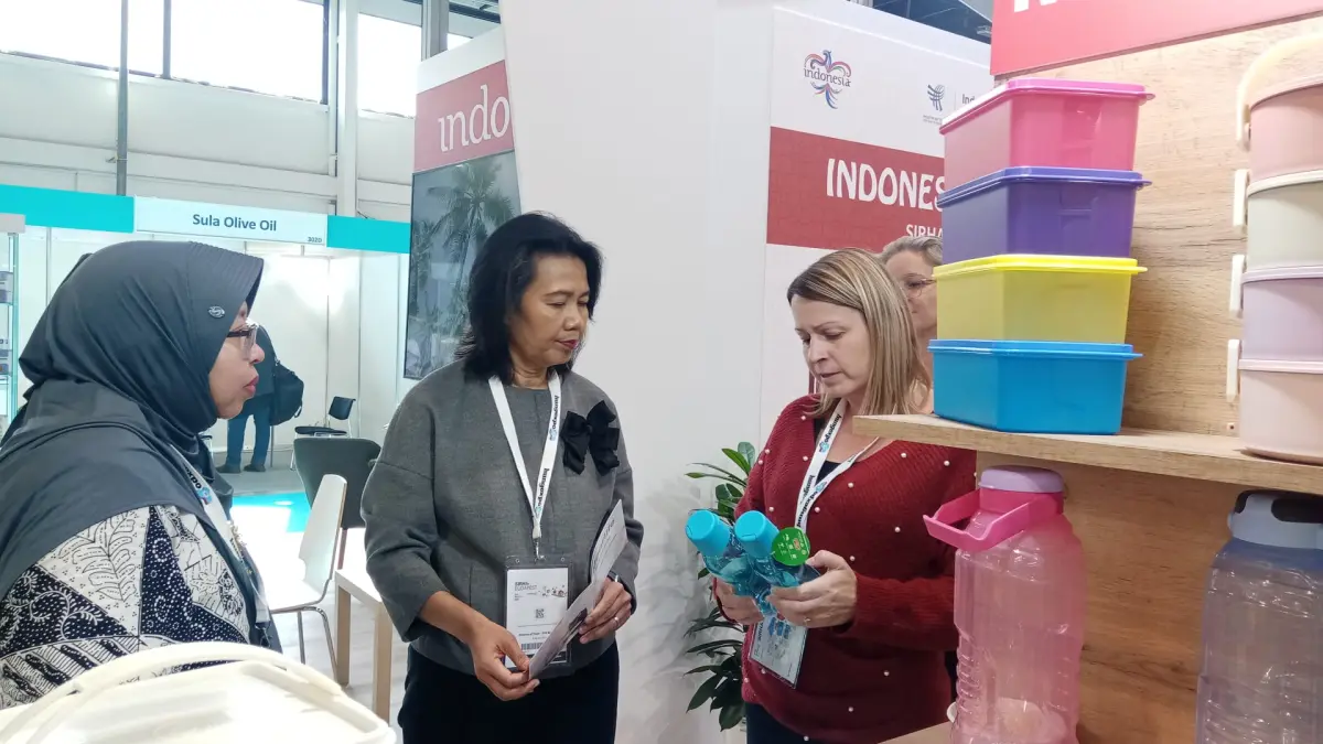 PASAR GLOBAL: Tim Moorlife menjelaskan kualitas produk pada calon buyer dari Amerika dan Eropa saat pameran di luar negeri untuk memperkuat pasar global. 