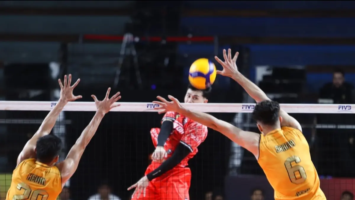 Pemain Samator lakukan smes dan coba diblok./Andy Satria