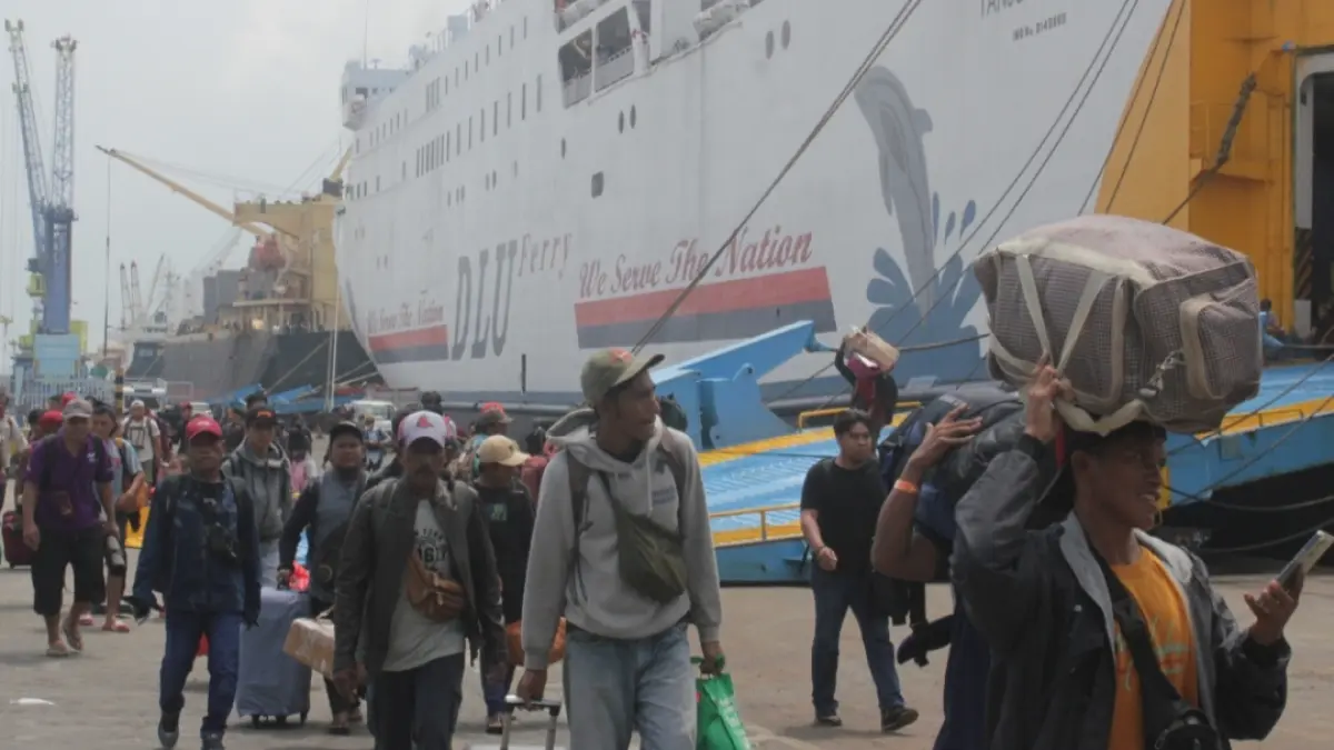 Penumpang kapal laut saat arus mudik dan balik lebaran di pelabuhan Tanjung Perak Surabaya./Rahmat Sudrajat. 