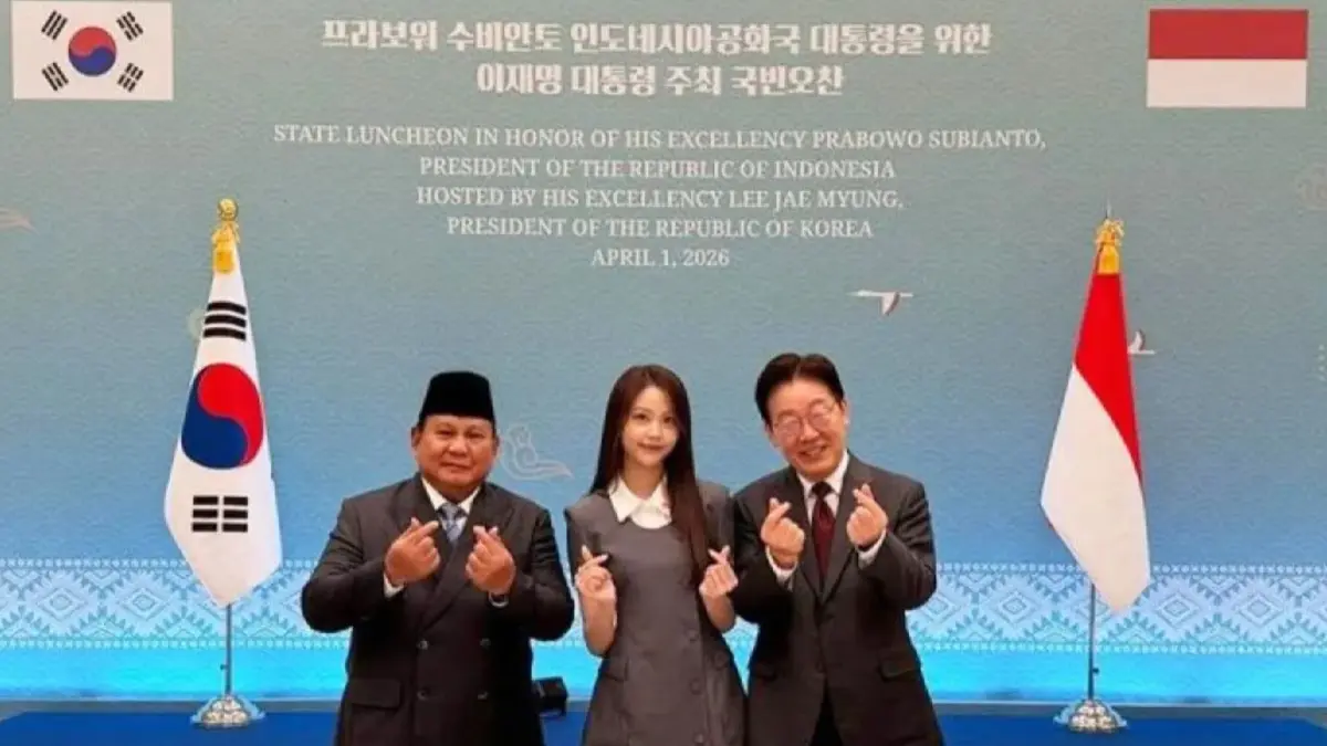 Presiden Prabowo Subianto bersama member Hearts2Hearts asal indonesia Carmen, dan Presiden Korsel Lee Jae Myung berfoto dengan pose finger heart di Blue House. (ISTIMEWA)