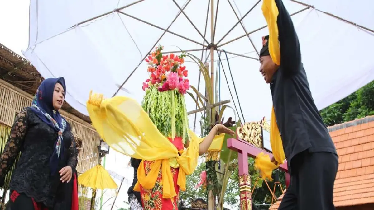  Sakral : Seorang penari Seblang menampilkan tarian ritual khas masyarakat Osing dalam prosesi adat di Banyuwangi.