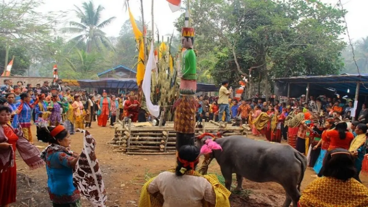 Sakral : Warga Dayak Ngaju mengikuti prosesi ritual Tiwah dengan hewan kurban yang diikat pada sapundu. 