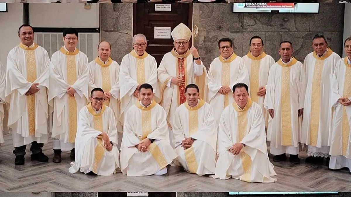  Uskup Surabaya Mgr Agustinus Tri Budi Utomo bersama sejumlah romo seusai Misa Krisma di Gereja Katedral Surabaya. (IST)