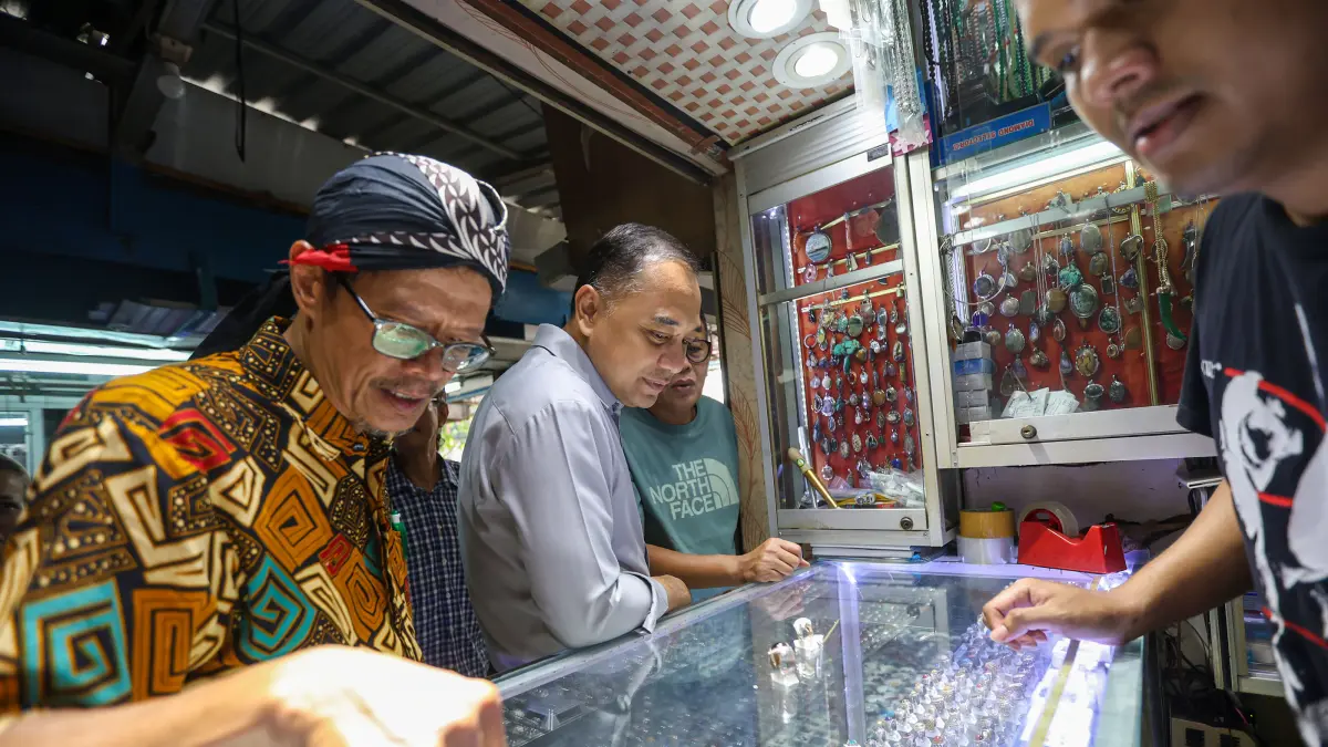 Wali Kota Surabaya Eri Cahyadi saat meninjau pusat pedagang batu permata Pasar Kayoon, Kamis (2/4). (HUMAS PEMKOT SURABAYA)