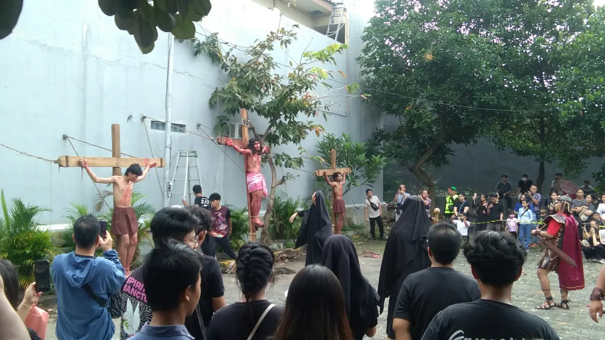 Adegan penyaliban Yesus dalam devosi Jalan Salib pada perayaan Jumat Agung di Gereja Roh Kudus, Rungkut, Surabaya. (LAMBERTUS HUREK/RADAR SURABAYA) 