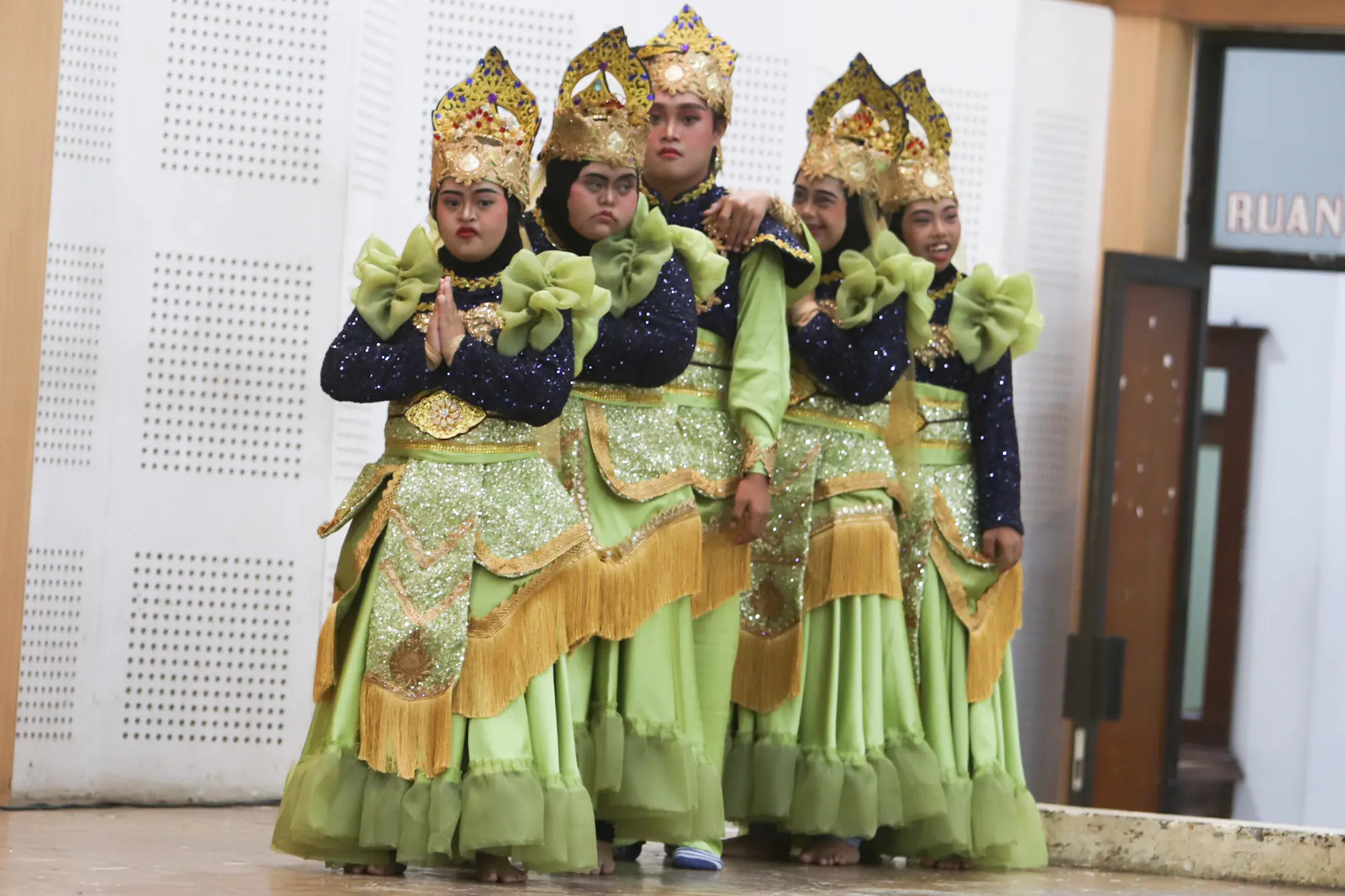 Anak-anak dengan down syndrome menunjukkan bakat terbaik mereka. (ANDY SATRIA/RADAR SURABAYA)