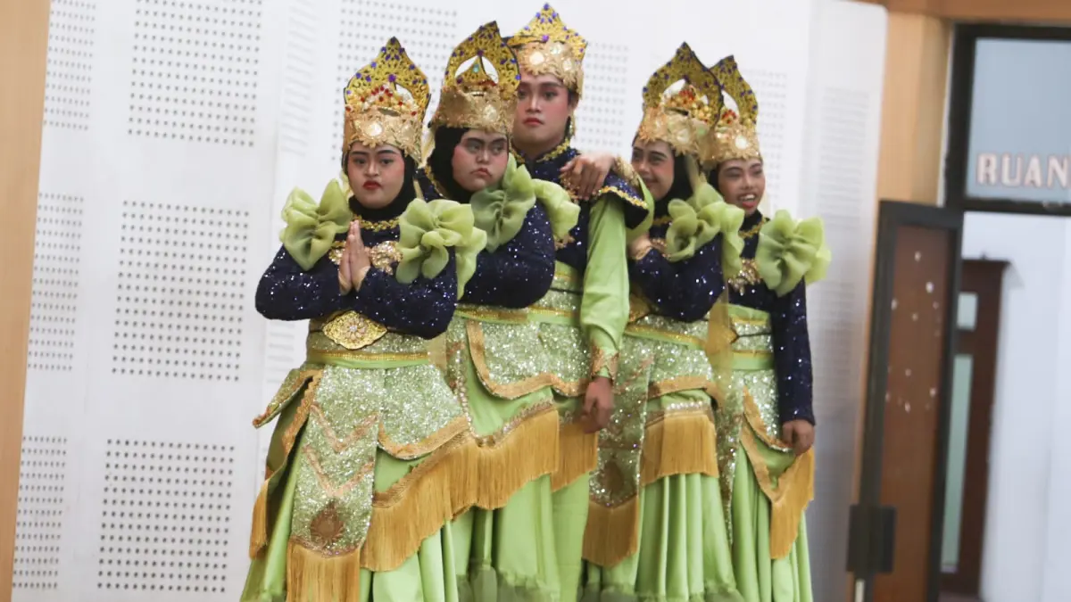 Anak berkebutuhan khusus menunjukkan bakat mereka di acara Hari Down Syndrome Dunia di Surabaya. (ANDY SATRIA/RADAR SURABAYA) 