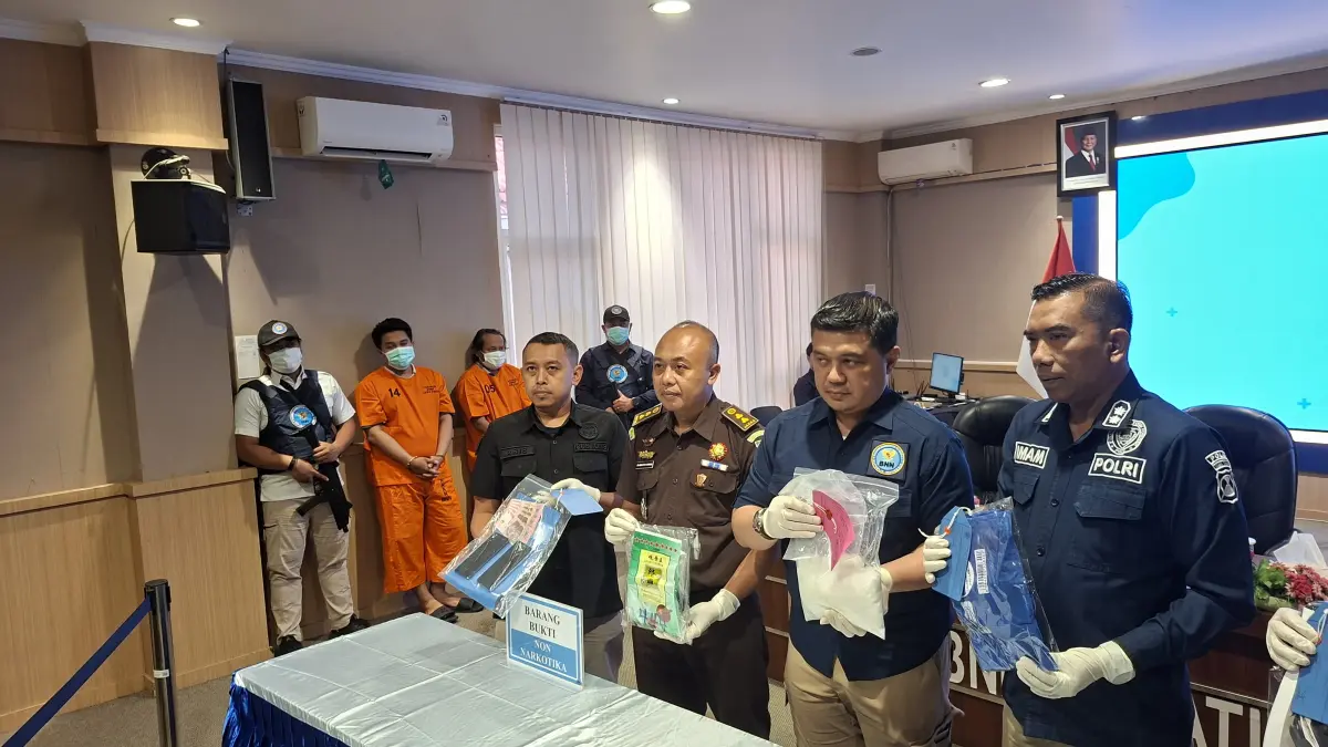 BARANG BUKTI: BNNP Jatim buru pengendali dua kurir yang membawa satu kilogram sabu di Surabaya.(MAHRUS/RADAR SURABAYA&nbsp;)