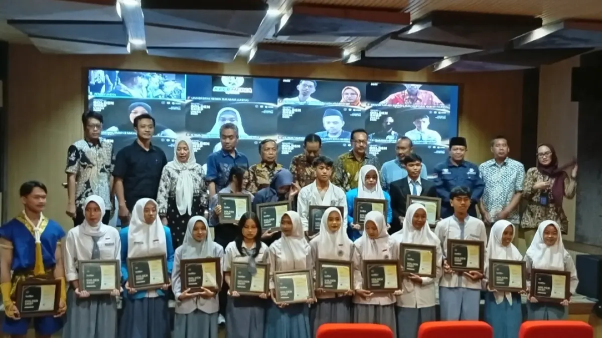 Calon mahasiswa baru Unesa saat menerima beasiswa Golden SNBP 2026 di ruang theater gedung rektorat Unesa, Kamis (2/4).