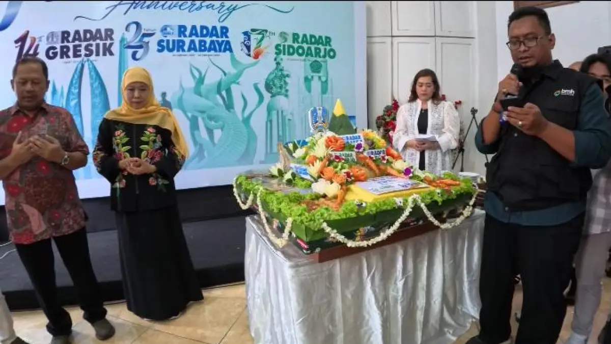 KHIDMAT: Manager Laznas BMH Sidoarjo, Ustad Abdul Karim, didaulat memimpin doa di Hari Ulang Radar Surabaya ke-25, Radar Sidoarjo ke-17 dan Radar Gresik ke-14 dikemas dalam acara Halal Bihalal Open House di Kantor Radar Surabaya. 