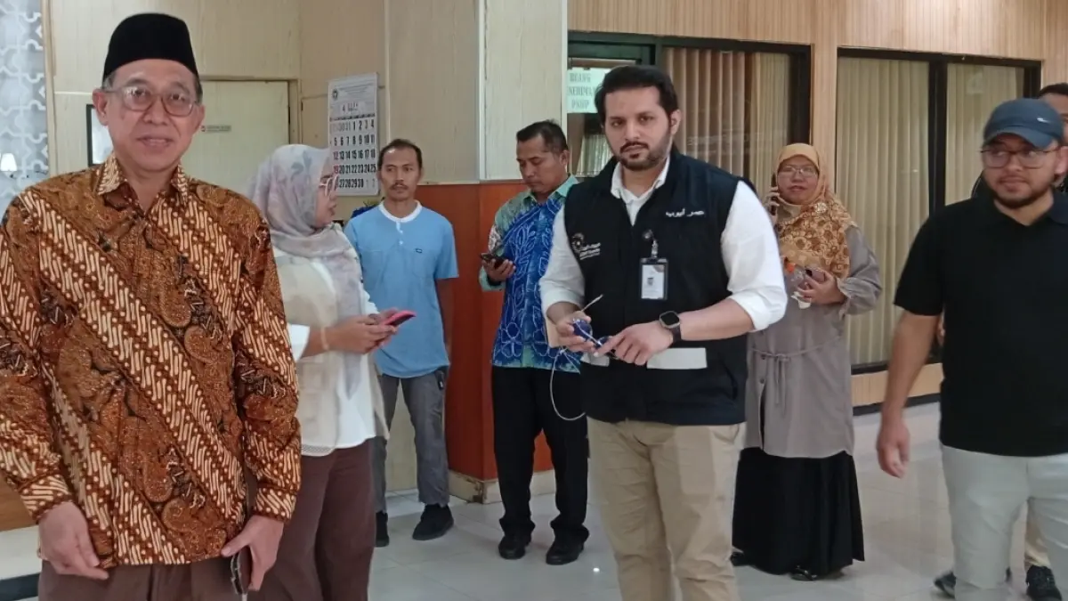 Omar Ayub (tengah) dari Syarikah Al Bait Guests bersama Kemenhaj Provinsi Jawa Timur saat meninjau Asrama Haji Surabaya./RahmatSudrajat