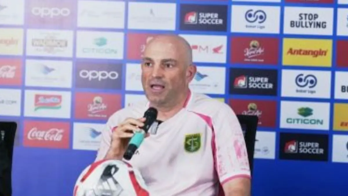 Pelatih Persebaya Bernardo Tavares saat jumpa pers pra pertandingan./Andy Satria