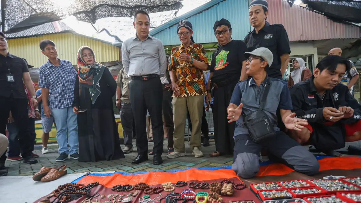 PEMBERDAYAAN: Wali Kota Surabaya Eri Cahyadi saat berada di Pasar Batu Permata Kayoon, Surabaya. Pasar ini akan jadi ikon wisata baru di Surabaya.(IST/RADAR SURABAYA)