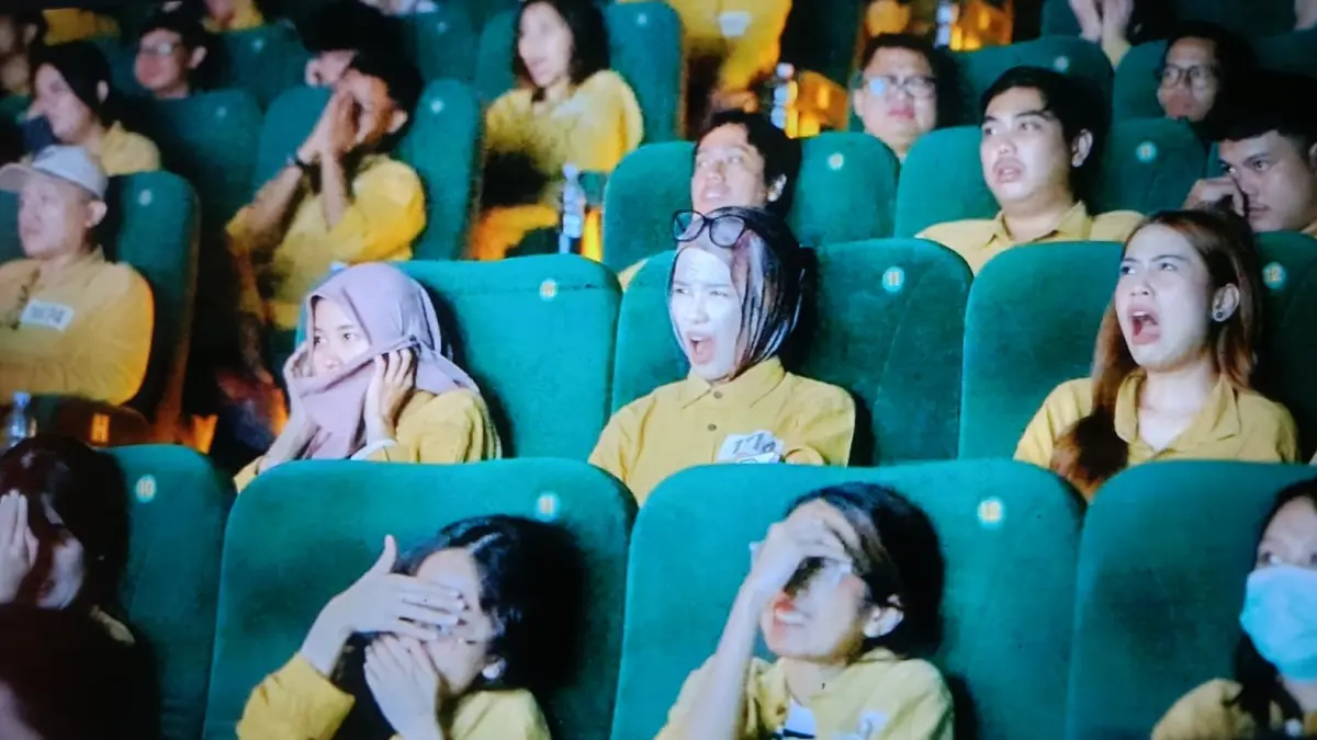 Penonton menikmati film terbaru karya sutradara Joko Anwar. (ANDY SATRIA/RADAR SURABAYA) 