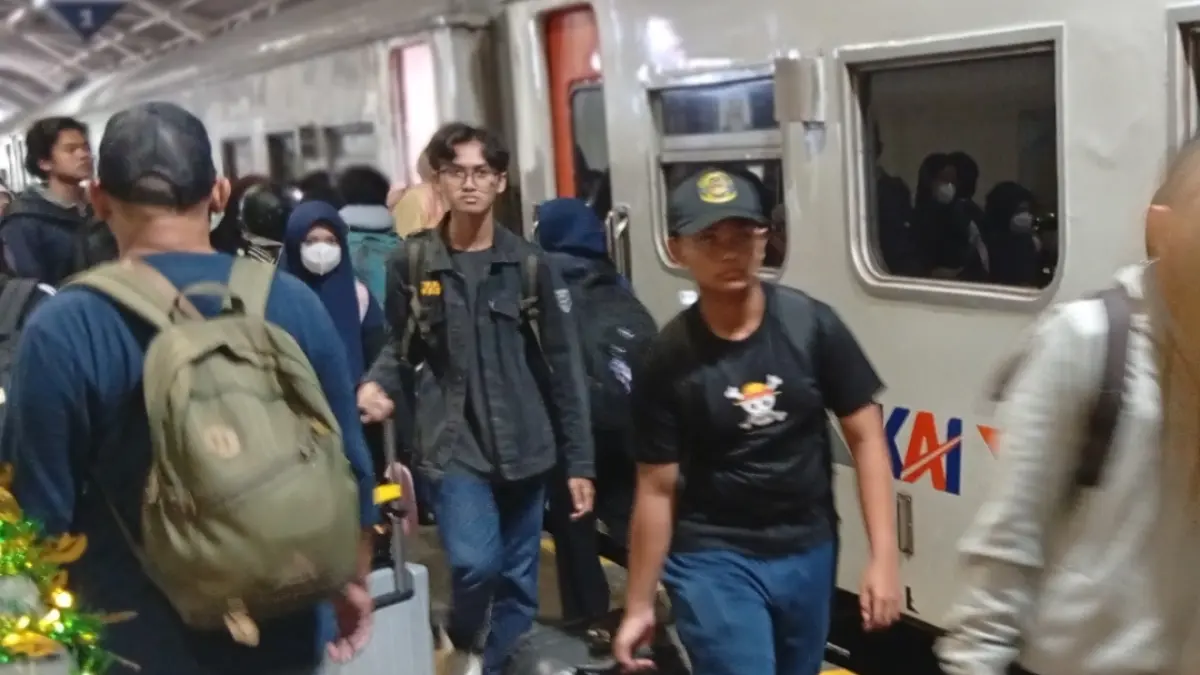 Penumpang kereta api commuter line di wilayah 8 Surabaya selama Lebaran mengalami lonjakan./Rahmat Sudrajat