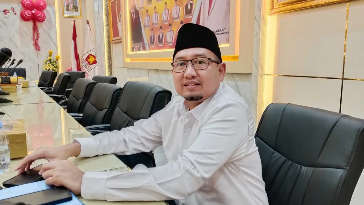 PERINGATAN: Anggota Komisi C DPRD Jatim Hartono meminta efisiensi BUMD tidak berdampak pada pelayanan dan tepat sasaran. (IST/RADAR SURABAYA)