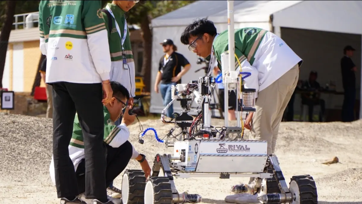 Robot rover AEROVAL dari Tim RIVAL ITS saat beroperasi di medan simulasi eksplorasi Bulan pada ajang Australian Rover Challenge (ARCh) 2026 di University of Adelaide, Australia