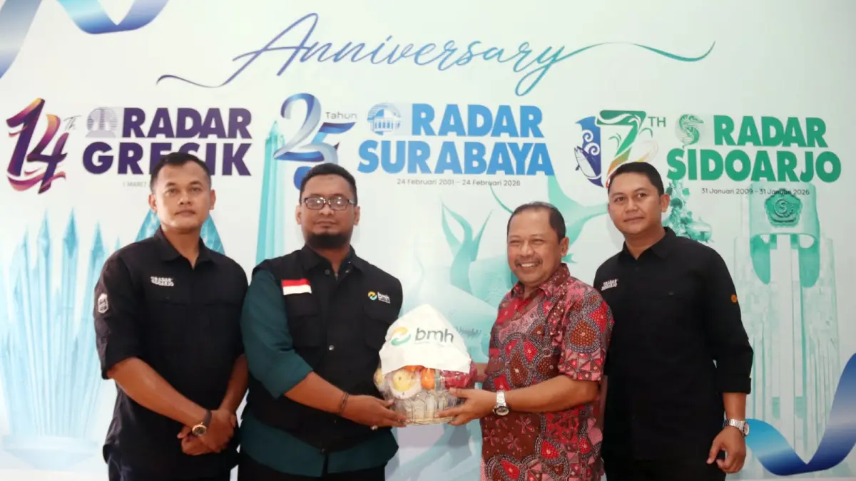 SILATURAHMI: Manager Laznas BMH Sidoarjo, Ustad Abdul Karim, (dua dari kiri) bertemu dengan Direktur Radar Surabaya Lilik Widyantoro. 