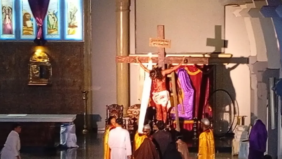 Visualisasi Jalan Salib di Gereja Santo Vincentius A Surabaya, Jumat (3/4). (Rahmat Sudrajat/Radar Surabaya)