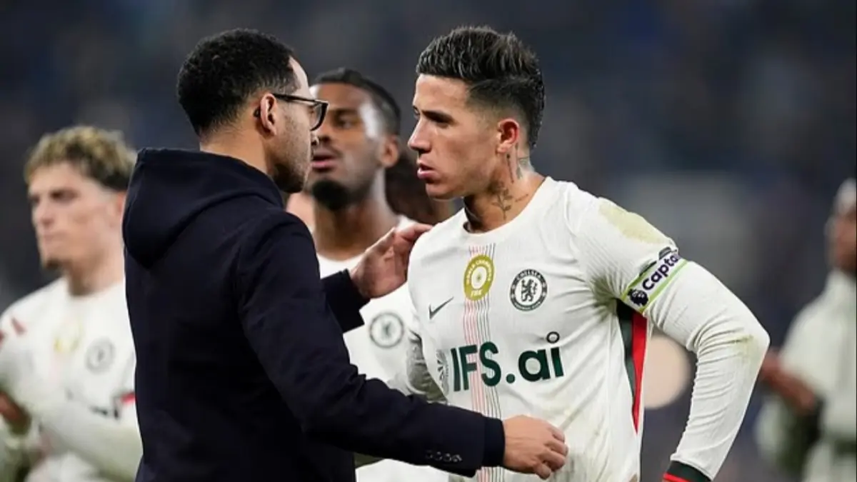 Enzo Fernandez telah disanksi akibat pernyataannya selama jeda internasional mengenai masa depannya yang dinilai “melewati batas. (Dailymail) 