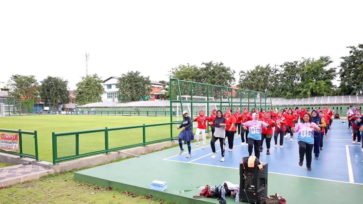 FASILITAS WARGA: Ibu-ibu senam bersama di Lapangan Rangkah yang baru selesai direnovasi. (HUMAS PEMKOT SURABAYA)