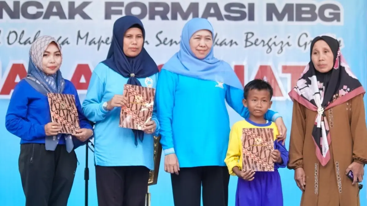 Gubernur Jatim Khofifah Indar Parawansa memberikan beasiswa kepada santri di Ponpes Al Anwar Bangkalan. (HUMAS PEMPROV JATIM)