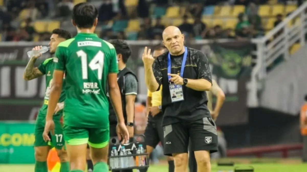 Bernardo Tavares, menilai performa Bajul Ijo mengalami peningkatan signifikan, terutama dalam aspek penguasaan bola dan organisasi permainan. (Antara). 