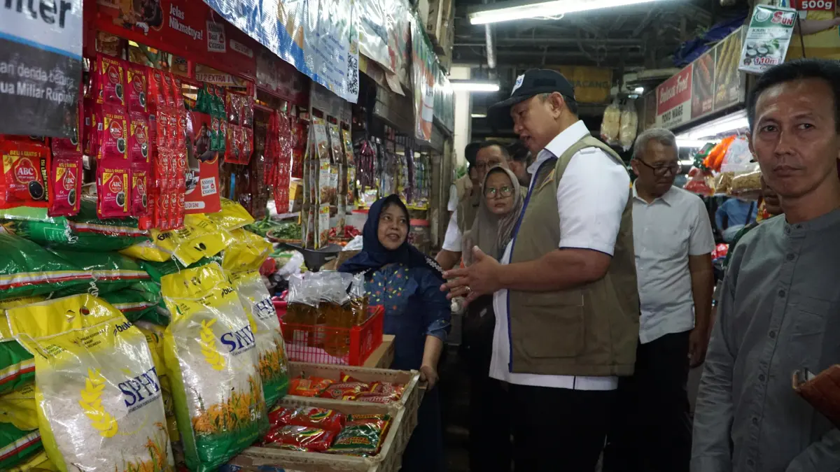 Direktur Utama Perum Bulog, Ahmad Rizal Ramdhani memantau harga bahan pokok di Pasar Wonokromo, Surabaya. (IST) 
