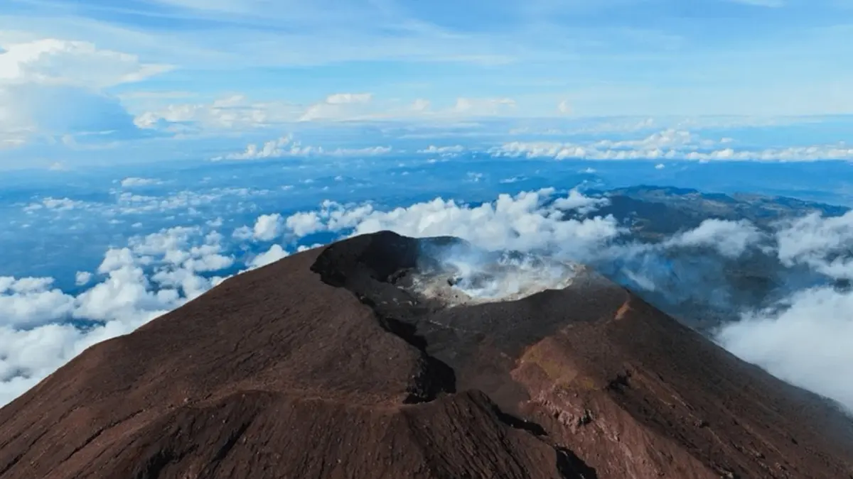 Gunung Slamet menunjukkan peningkatan aktivitas dengan naiknya suhu kawah hingga 464°C. (Instagram/@naufal.hamidy)
