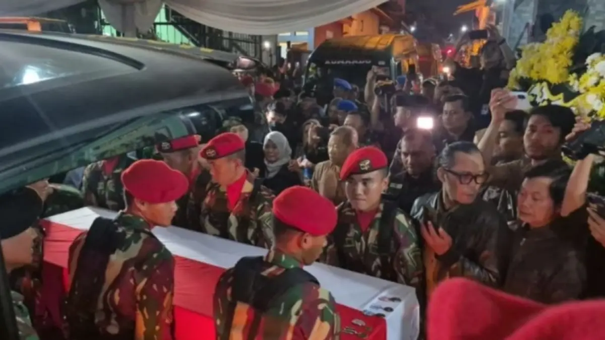 Jenazah Mayor Infanteri (Anumerta) Zulmi Aditya Iskandar tiba di rumah duka di Cimahi, Sabtu malam . (ANTARA/Ilham Nugraha). 