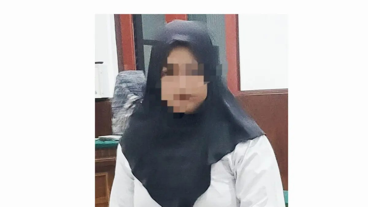 PASRAH: Terdakwa Risma usai divonis 10 bulan penjara di PN Surabaya. Ia terbukti menggelapkan laptop milik teman kosnya.(IST/RADAR SURABAYA)