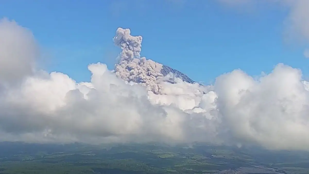 Penampakan erupsi Gunung Semeru, Minggu (5/4) pagi. (ISTIMEWA)