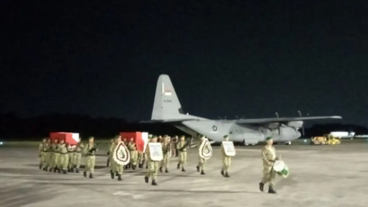 Penghormatan bagi prajurit TNI yang gugur saat menjalankan misi perdamaian di Lebanon dilaksanakan di Pangkalan TNI Angkatan Udara Adisutjipto Yogyakarta pada Sabtu (4/4/2026) malam. (ANTARA/Hery Sidik) 