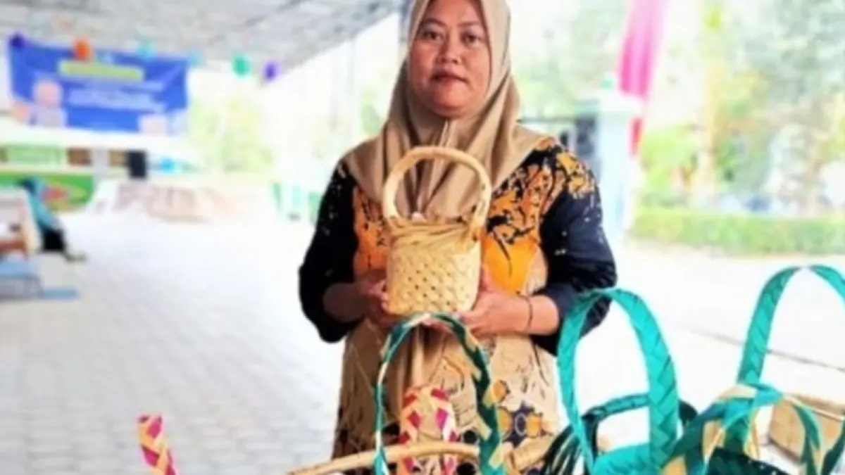  Perajin besek dari bambu di Desa Durenan, Kecamatan Sidorejo, Kabupaten Magetan, Jawa Timur tetap bertahan dan diminati dengan terus berkreasi mengikuti permintaan pasar. (ANTARA/HO-Diskominfo Kab Magetan). 
