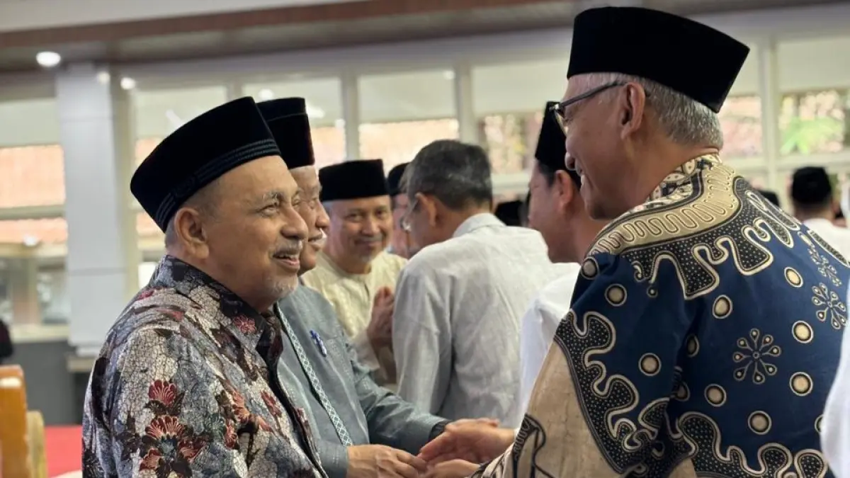 SALING MEMAAFKAN: Komunitas Dakwah Abdulkadir Baraja di Surabaya gelar Halal Bihalal, Minggu (5/4). (ANAS/RADAR SURABAYA)