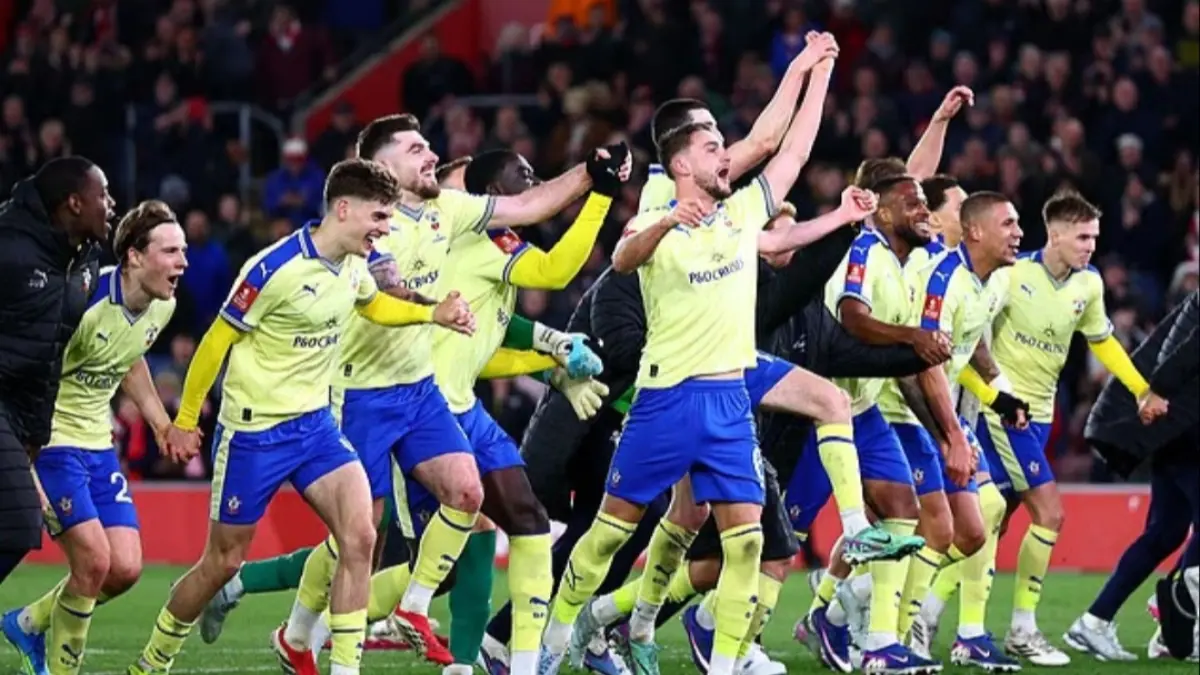 Southampton mengenakan seragam kuning sebagai bentuk penghormatan kepada para pahlawan mereka yang menjuarai Piala FA 1976. (Dailymail) 